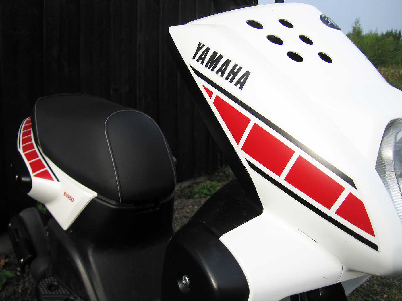 Dekorsett til hvit Yamaha scooter med rød og sort striper