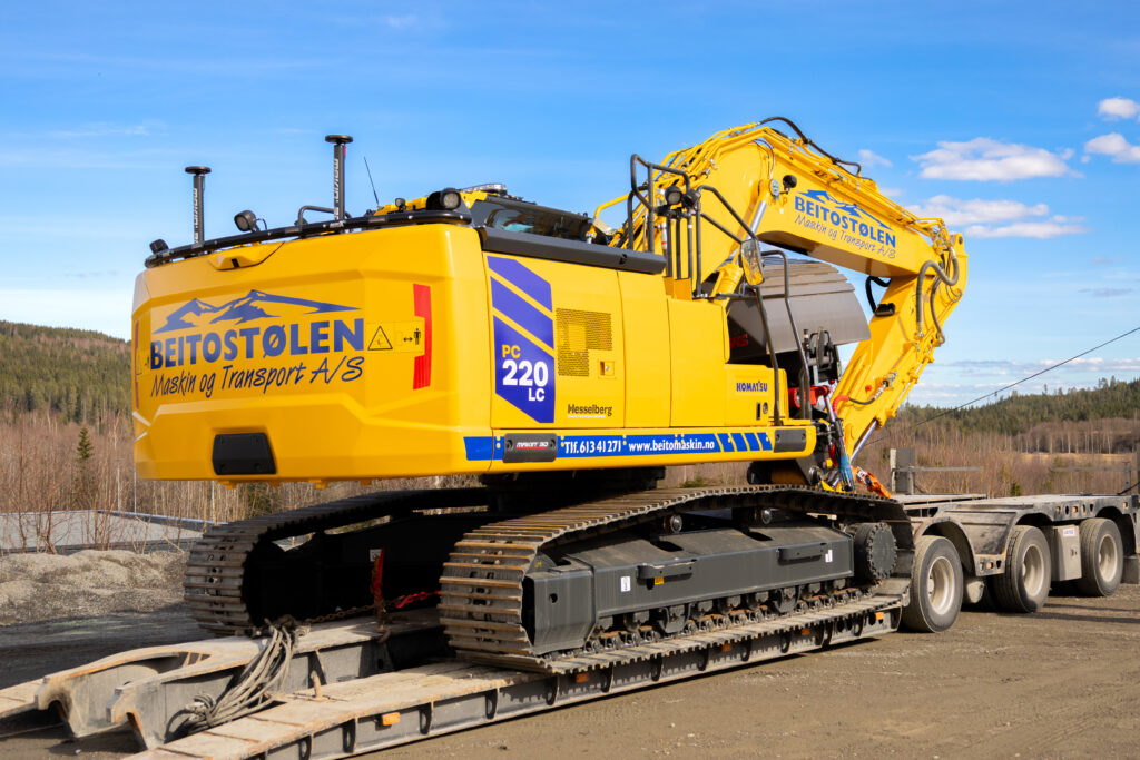 Gul gravemaskin fra Beitostølen Maskin og Transport A/S