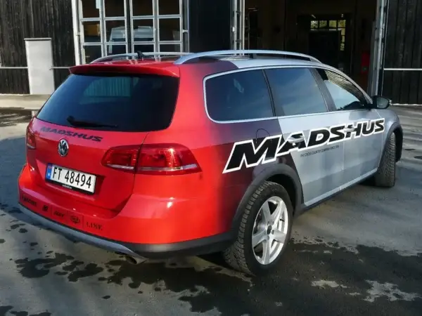 Volkswagen stasjonsvogn med helfoliering og Madshus-logo, levert av ABM Reklame