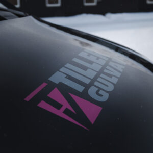 Detalj av klistremerker og logo på varebil – ABM Reklame Innlandet