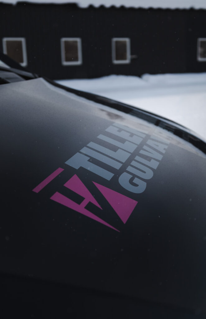 Detalj av klistremerker og logo på varebil – ABM Reklame Innlandet