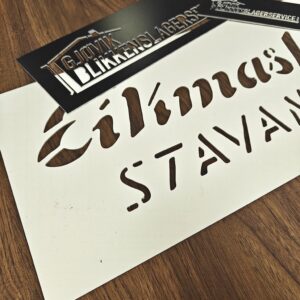 Sjablonger i plast og metall med utskåret tekst og logo, brukt til merking av overflater innen industri og profilering