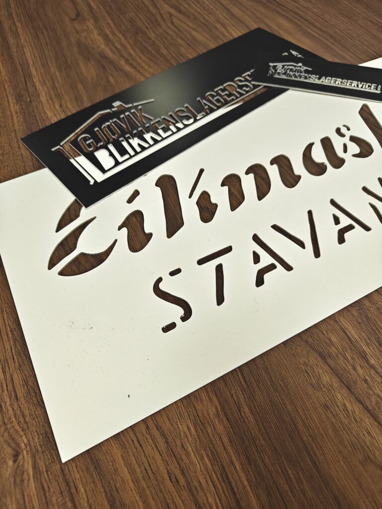 Sjablonger i plast og metall med utskåret tekst og logo, brukt til merking av overflater innen industri og profilering